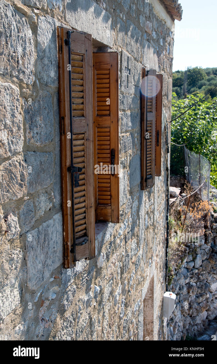 Die Fensterläden auf einem alten griechischen Haus, Kardamyli, Griechenland Stockfoto