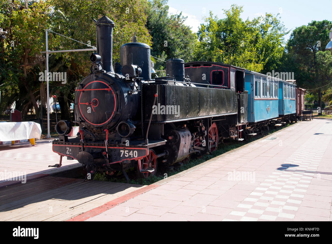 Züge in Kalamata Municipal Railway Park, Bahn Museum in Griechenland Stockfoto