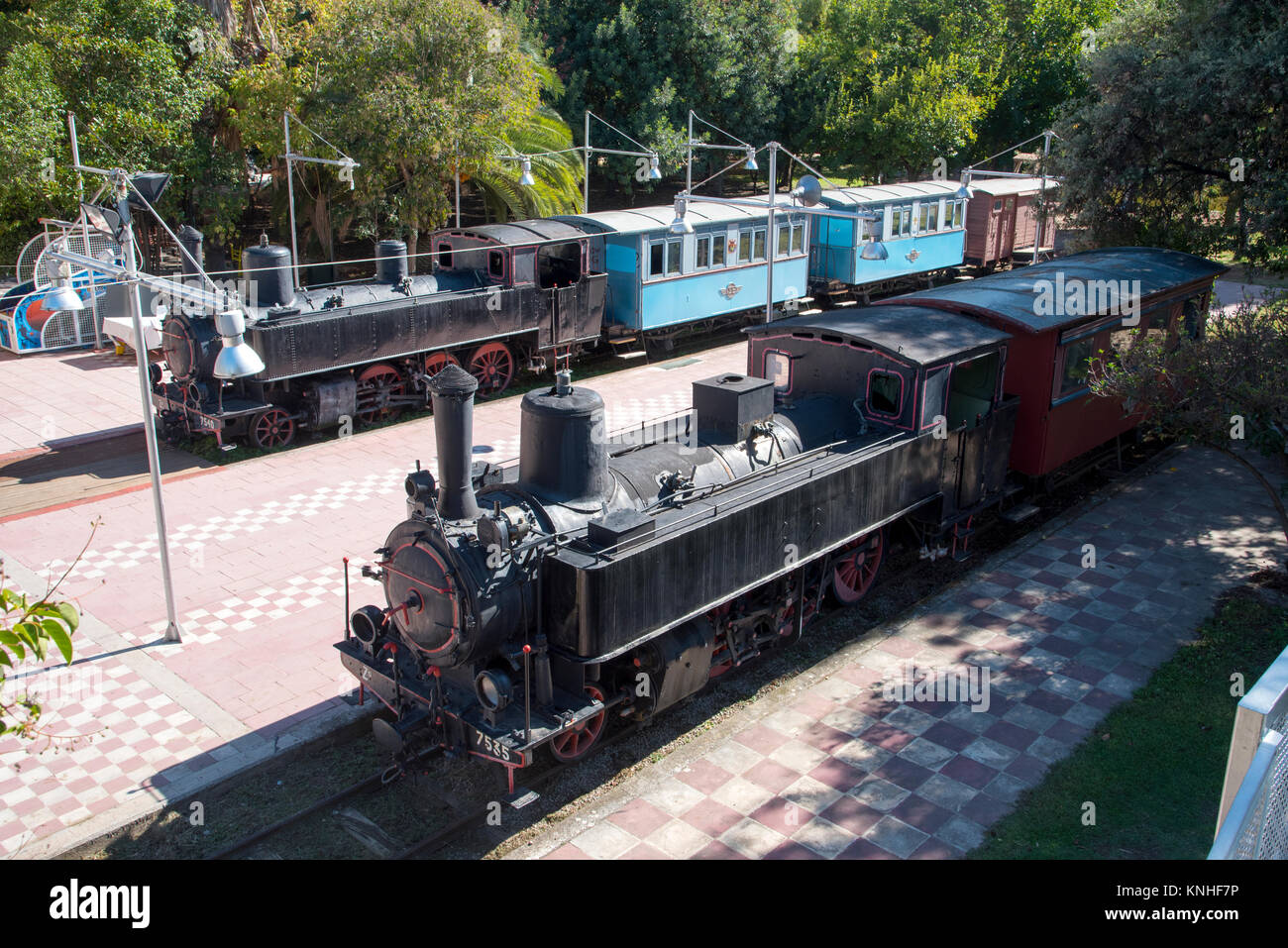 Züge in Kalamata Municipal Railway Park, Bahn Museum in Griechenland Stockfoto