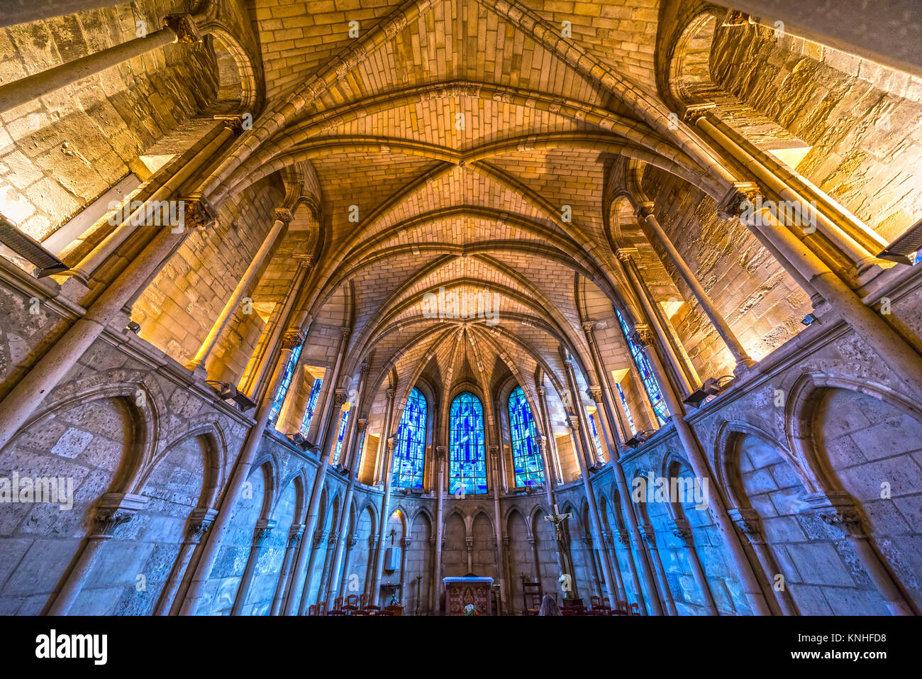 REIMS, Frankreich - 19. NOVEMBER 2017: Innenansicht der Basilika Saint-Remi in Reims, Frankreich. Stockfoto