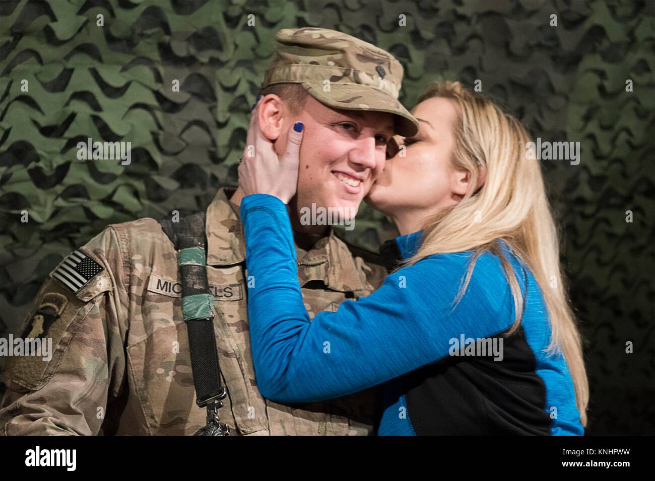 Country Music Singer Kellie Pickler Küsse ein US-Soldat auf die Wange nach Durchführung für Truppen während der CJCS USO Holiday Tour 25. Dezember im Irak 2016. (Foto von PO2 Dominique A. Pineiro über Planetpix) Stockfoto