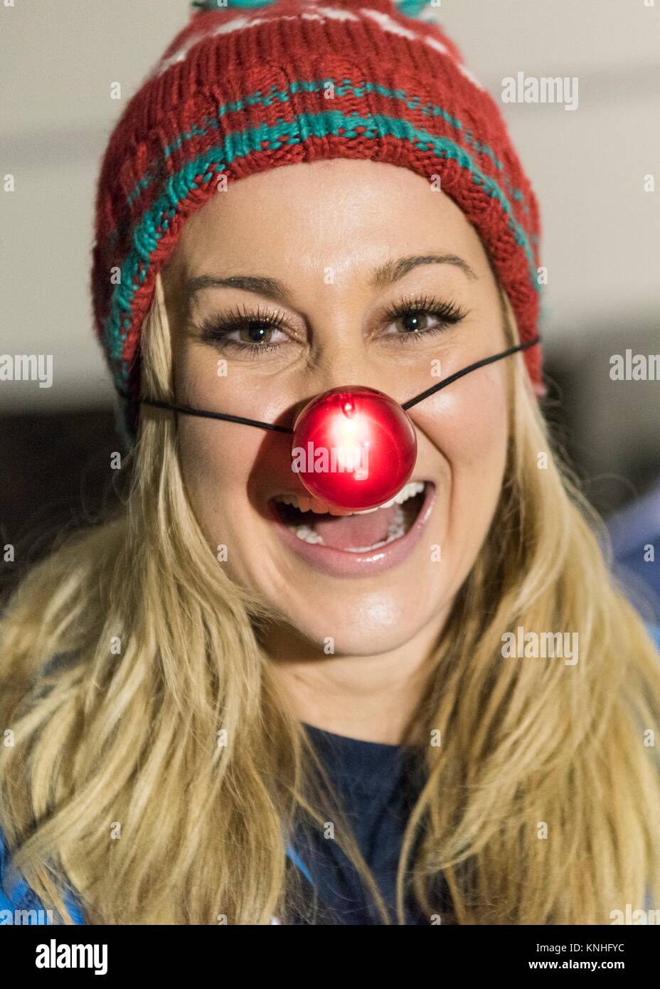 Country Music Singer Kellie Pickler trägt ein Rudolph The Red-Nosed Reindeer Nase, während sie für die US-Truppen während des CJCS USO Holiday Tour 25. Dezember im Irak 2016. (Foto von PO2 Dominique A. Pineiro über Planetpix) Stockfoto