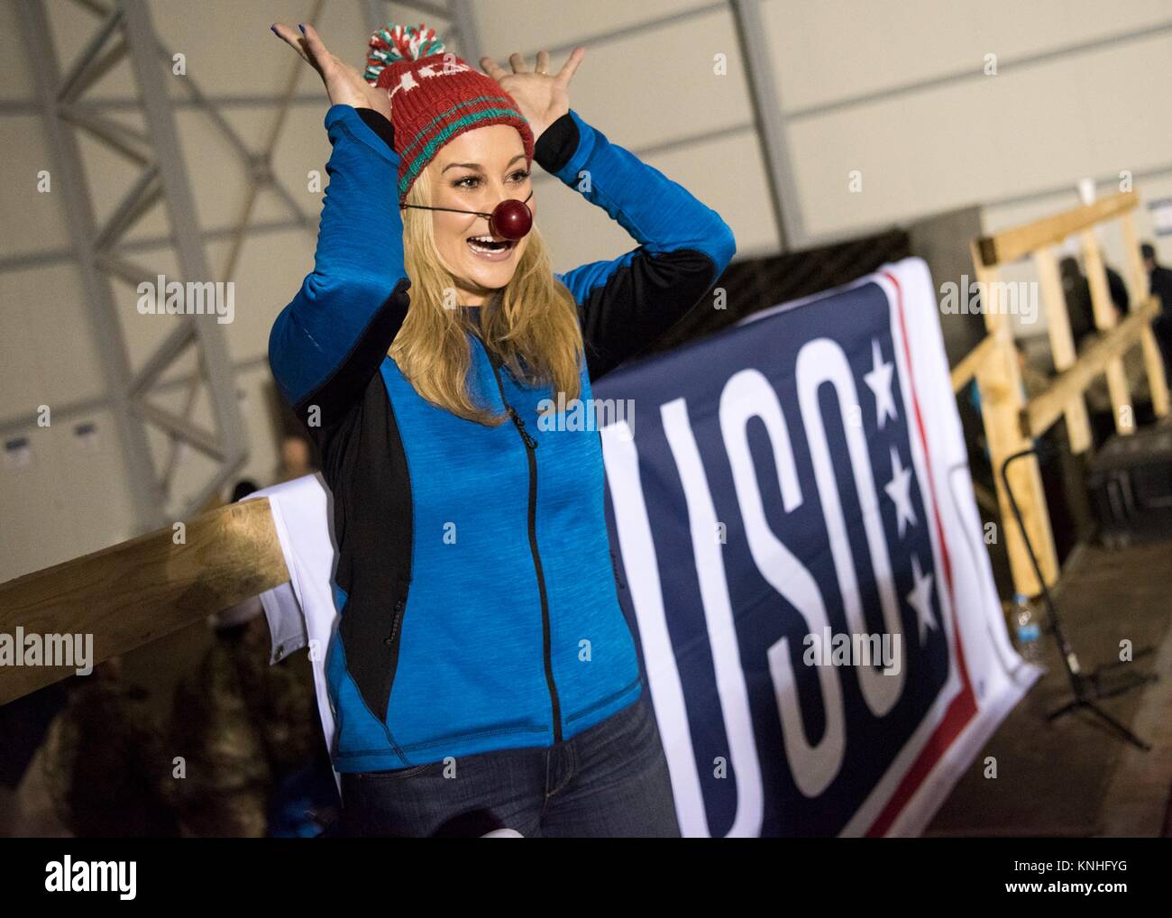 Country Music Singer Kellie Pickler trägt ein Rudolph The Red-Nosed Reindeer Nase, während sie für die US-Truppen während des CJCS USO Holiday Tour 25. Dezember im Irak 2016. (Foto von PO2 Dominique A. Pineiro über Planetpix) Stockfoto