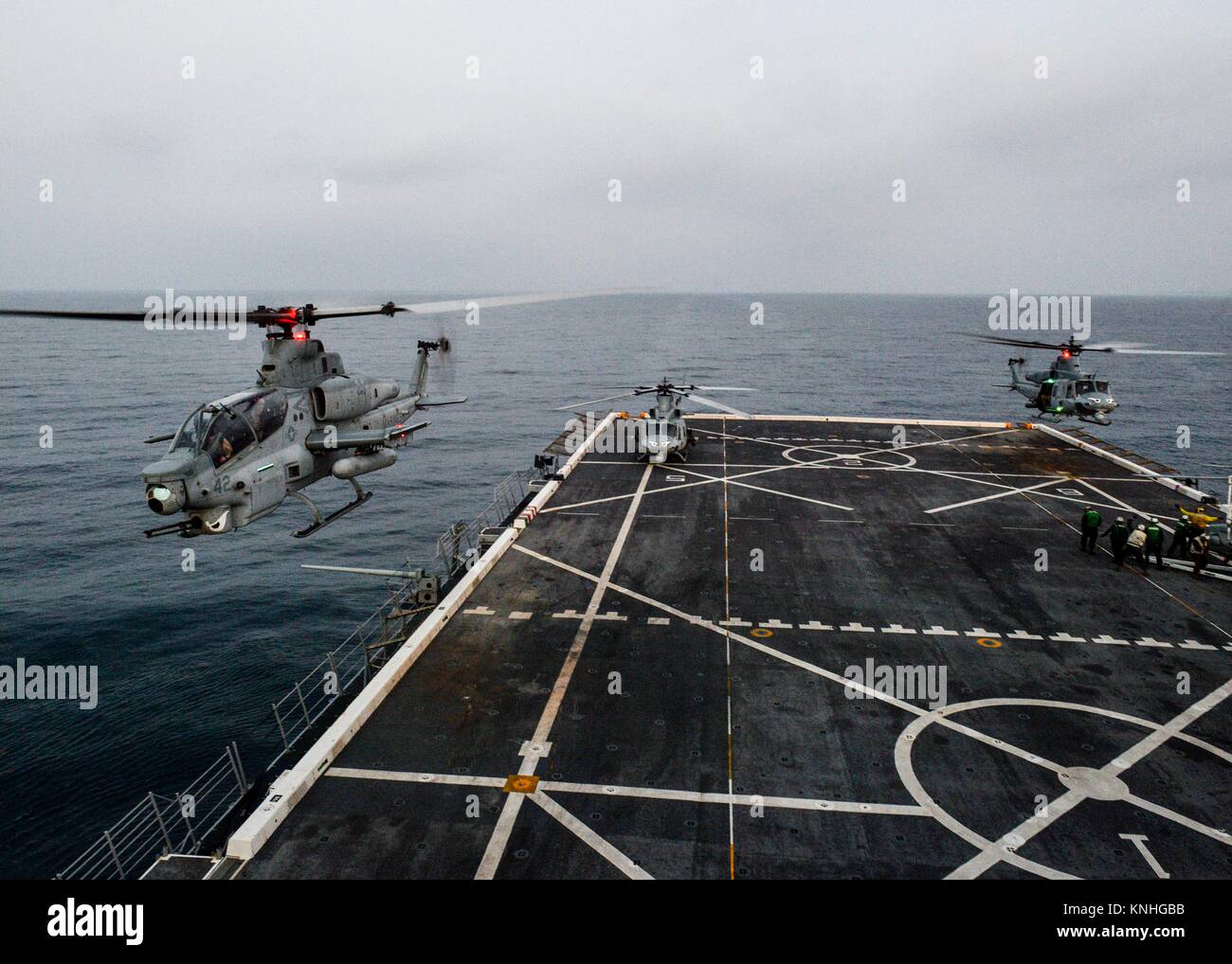 Ein Bell AH-1Z Viper Kampfhubschrauber (links) und Bell UH-1 Huey Hubschrauber abheben das Flight Deck der USN San Antonio-Klasse amphibious Transport dock Schiff USS Somerset während der Übung Alligator Dolch 21. Dezember 2016 im Golf von Aden. (Foto von PO3 Amanda Chavez über Planetpix) Stockfoto