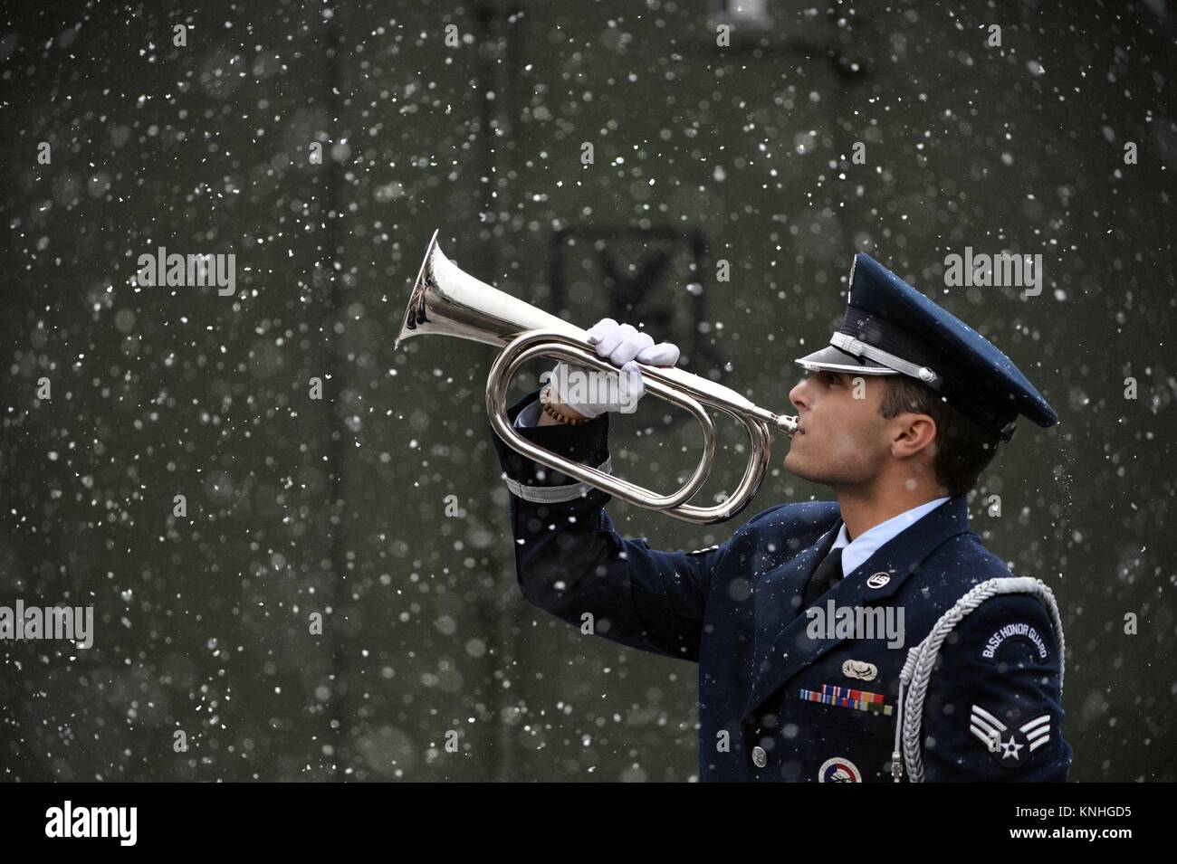 Ein US-Soldat spielt die Hähne auf einem signalhorn in den Schnee während einer Trainingseinheit am Francis S. Gabreski Air National Guard Base 15 Dezember, 2016 in Westhampton Beach, New York. (Foto von Christopher S. Muncy über Planetpix) Stockfoto