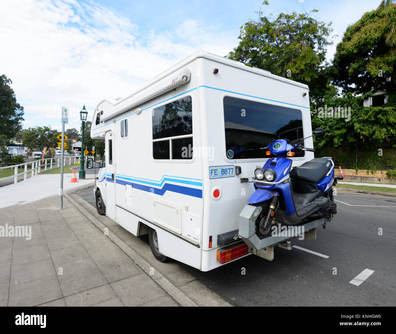 Wohnmobil mit einem Moped verstaut auf der Rückseite, Australien Stockfoto