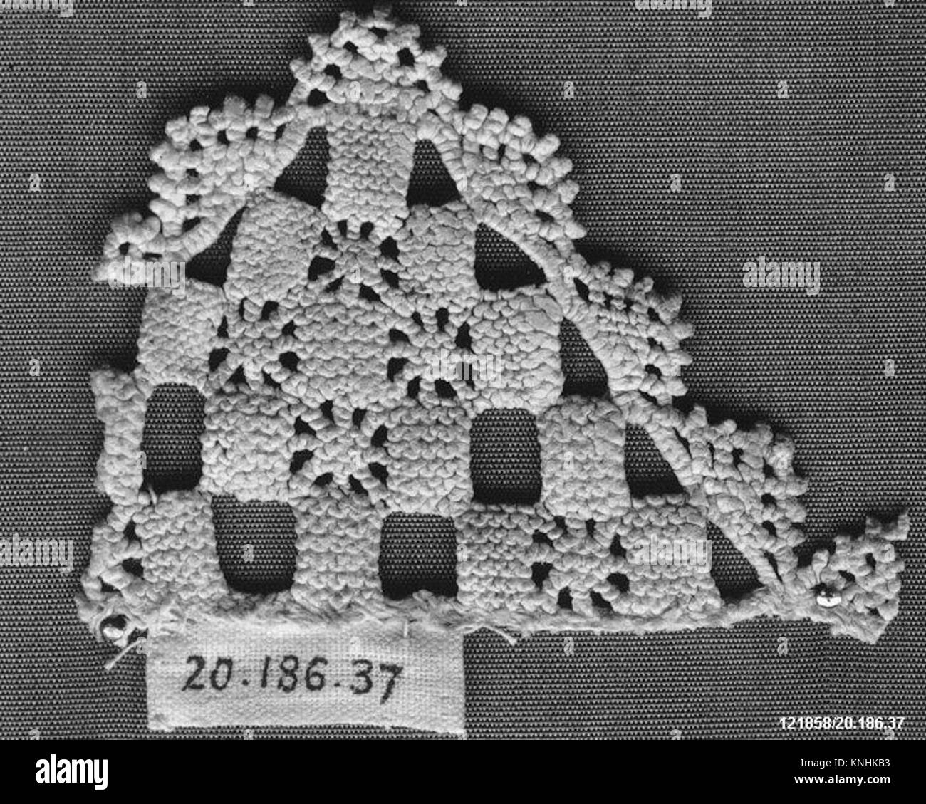Dieses Fragment aus einem Kunstwerk oder Artefakt stellt einen Teil eines größeren Objekts oder einer größeren Szene dar und bietet einen Einblick in Design, Funktion und kulturelle Bedeutung des Originalstücks. Stockfoto