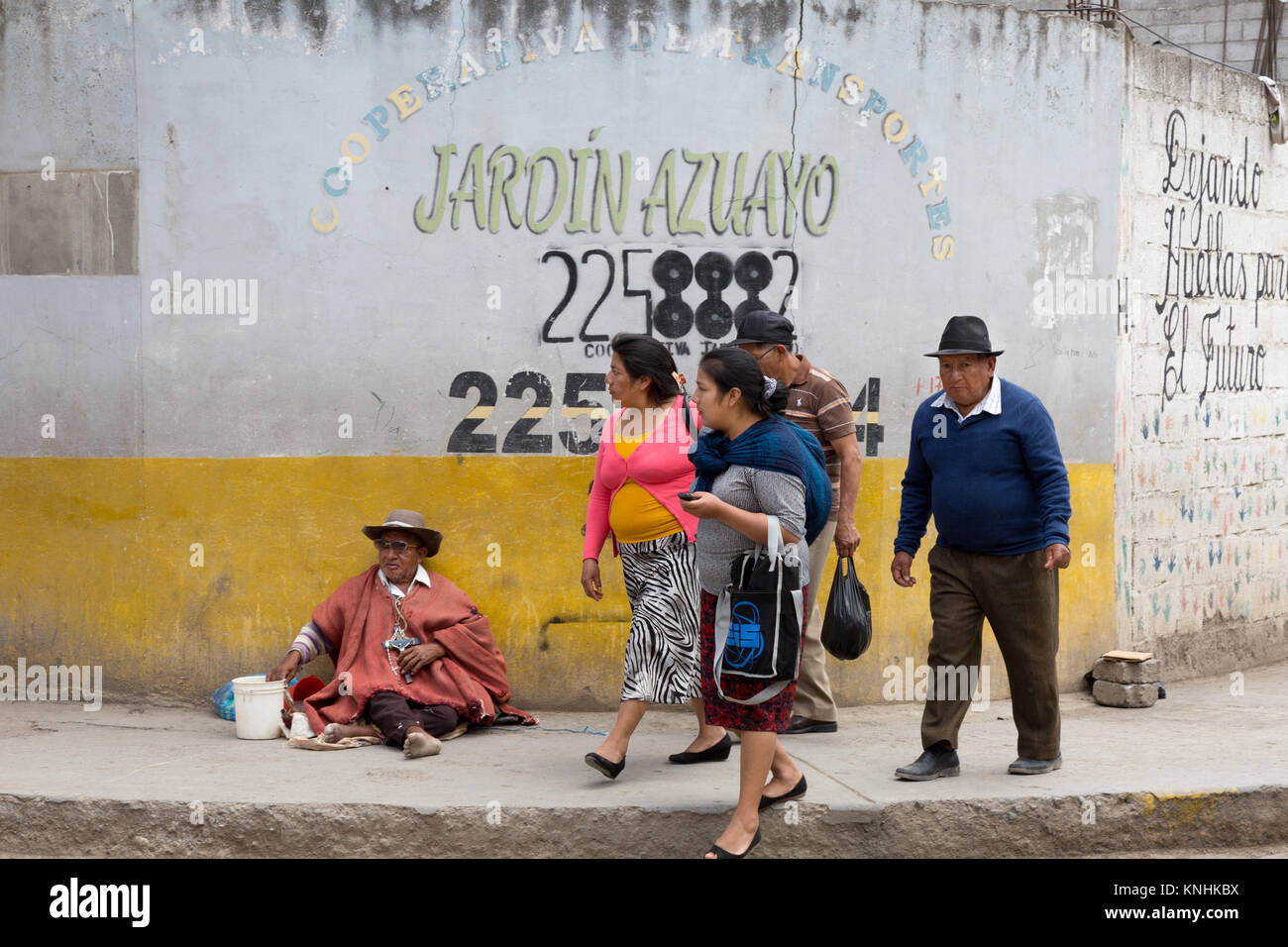 Südamerika Armut - lokale ecuadorianischen Volk vorbei gehen. ein Mann auf der Straße betteln, Ecuador, Südamerika Stockfoto