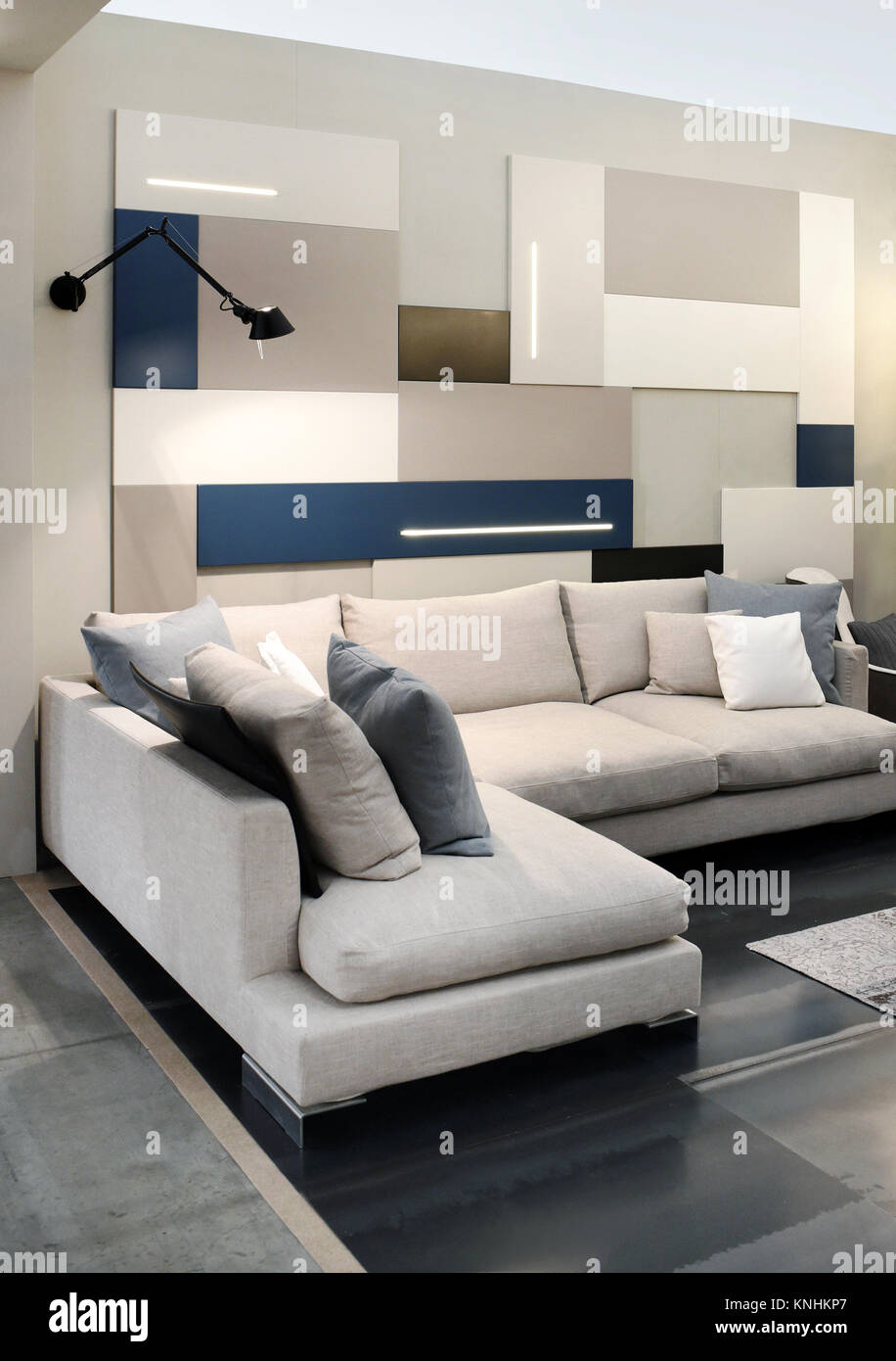 Wohnzimmer Einrichtung in neutralen Farben gehaltene Einrichtung mit Sofa in Braun- und Beigetönen gehalten und mit passenden Kissen Stockfoto