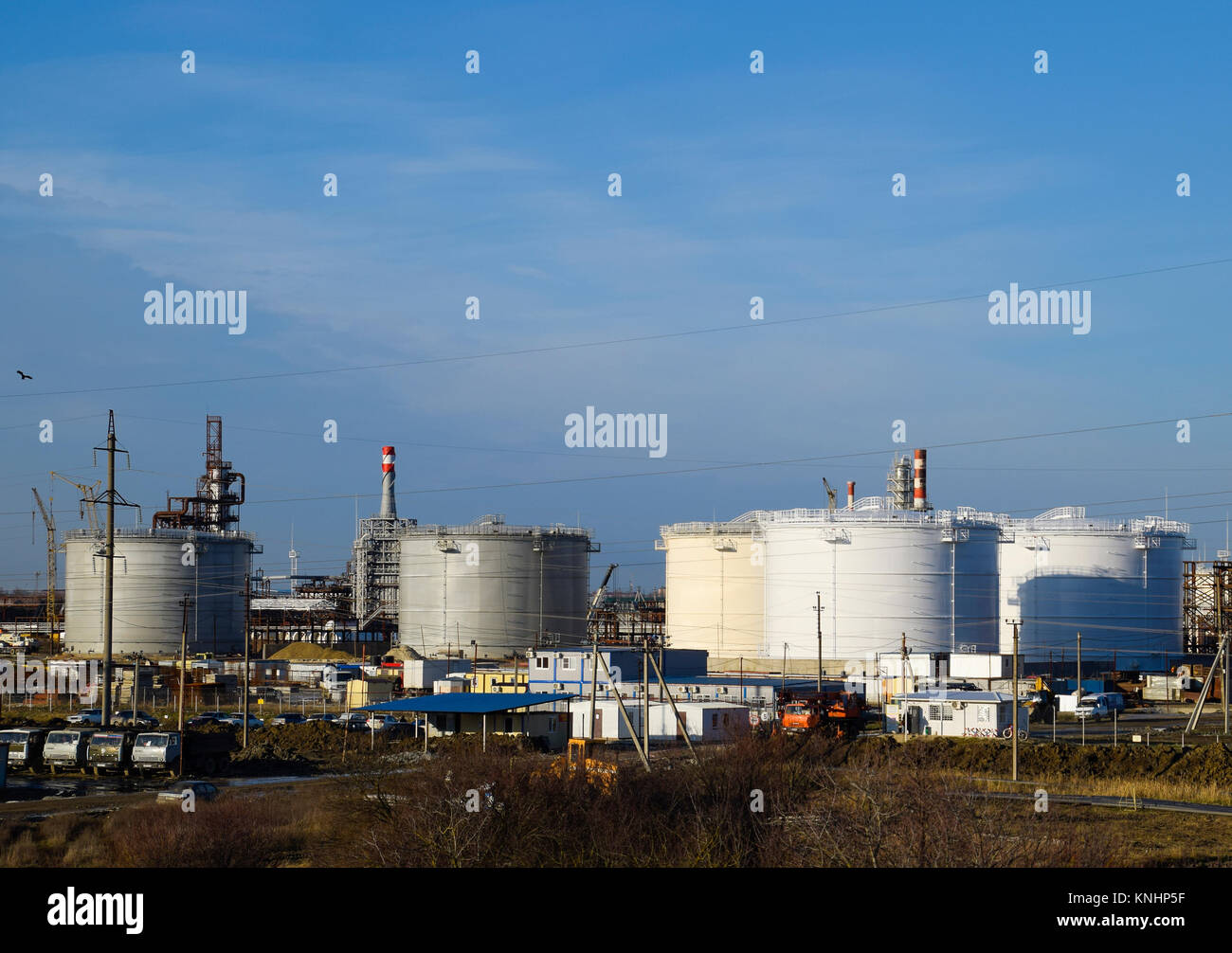 Raffinerie. Behälter für die Lagerung von Raffinerieprodukten. Berichtigung spalten. Destillationskolonnen, Rohren und anderen Geräten öfen Raffinerie. Den o Stockfoto