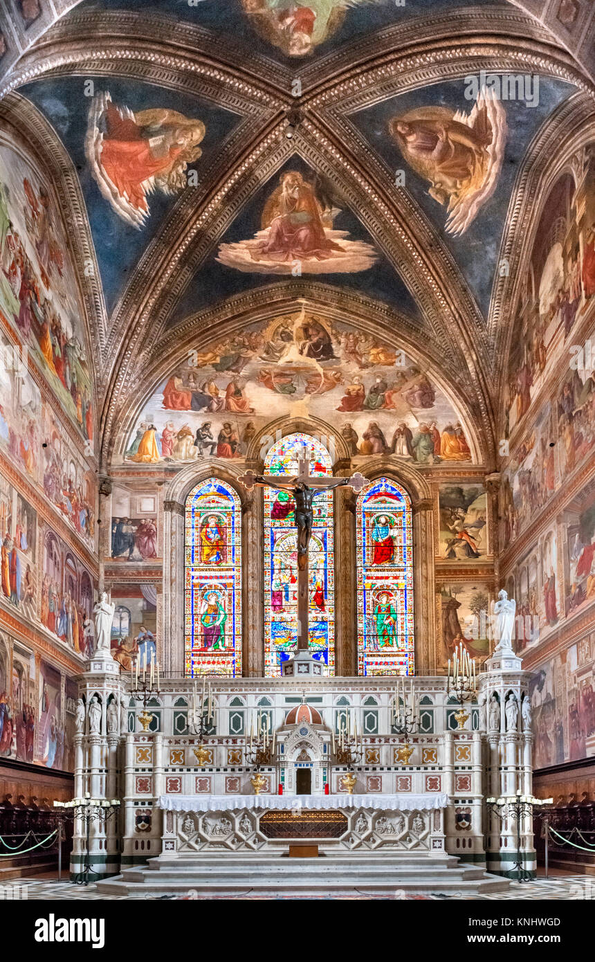 Altar mit der Capella Tornabuoni hinter, mit Fresken von Domenico Ghirlandaio (1448-1494), Kirche Santa Maria Novella, Florenz, Italien. Stockfoto