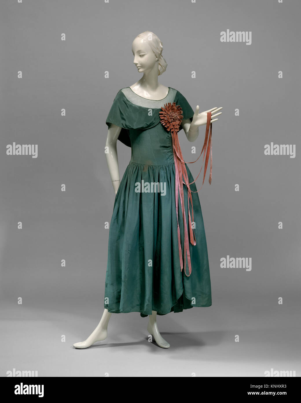 Dieses Seidenkleid aus dem Jahr 1927, MET DT8220 94720, entworfen von Jeanne Lanvin für das Haus Lanvin, misst 53 cm in der Mitte hinten und ist Teil der Sammlung des Metropolitan Museum of Art, die 1985 geschenkt wurde. Stockfoto