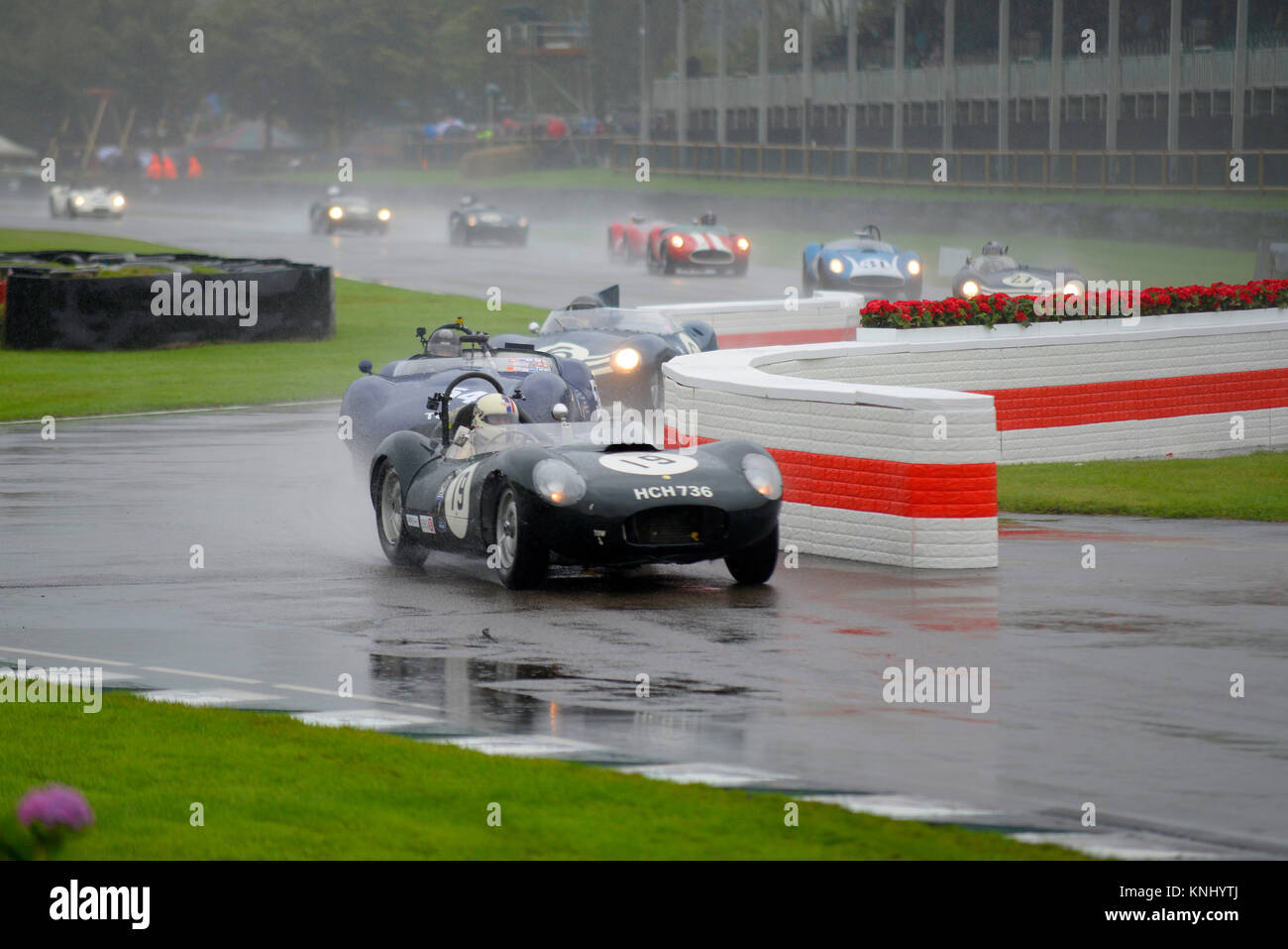Vintage Sports Cars Racing bei starkem Regen auf der nassen Strecke Rennen in den Sussex Trophy in Goodwood Revival 2017 Stockfoto