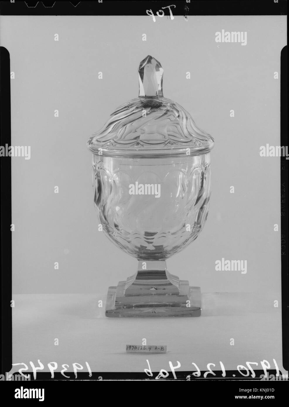 Überdachte Süßigkeit Jar MET 193945 2532 Irische, überdachte Süßigkeit Jar, 1775?1800, Glas, 11 3/8 x 5 7/8 in. (28,9 x 14,9 cm). Das Metropolitan Museum of Art, New York. Geschenk von Frau B. Langdon Tyler und Mrs William Floyd Nichols, 1970 (1970.126.4 a, b) Stockfoto