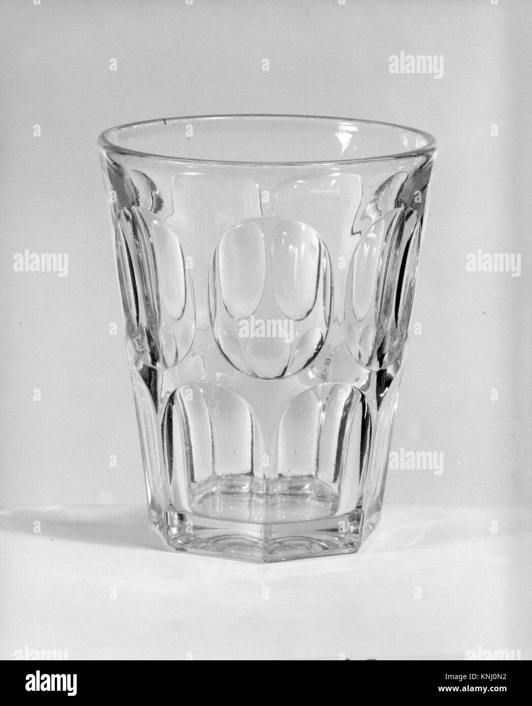 Ein Flip-Glas aus dem 18. Jahrhundert, das zum Trinken umgedreht wird und handwerkliches Können und funktionelle Glaswerkstechniken zeigt. Stockfoto