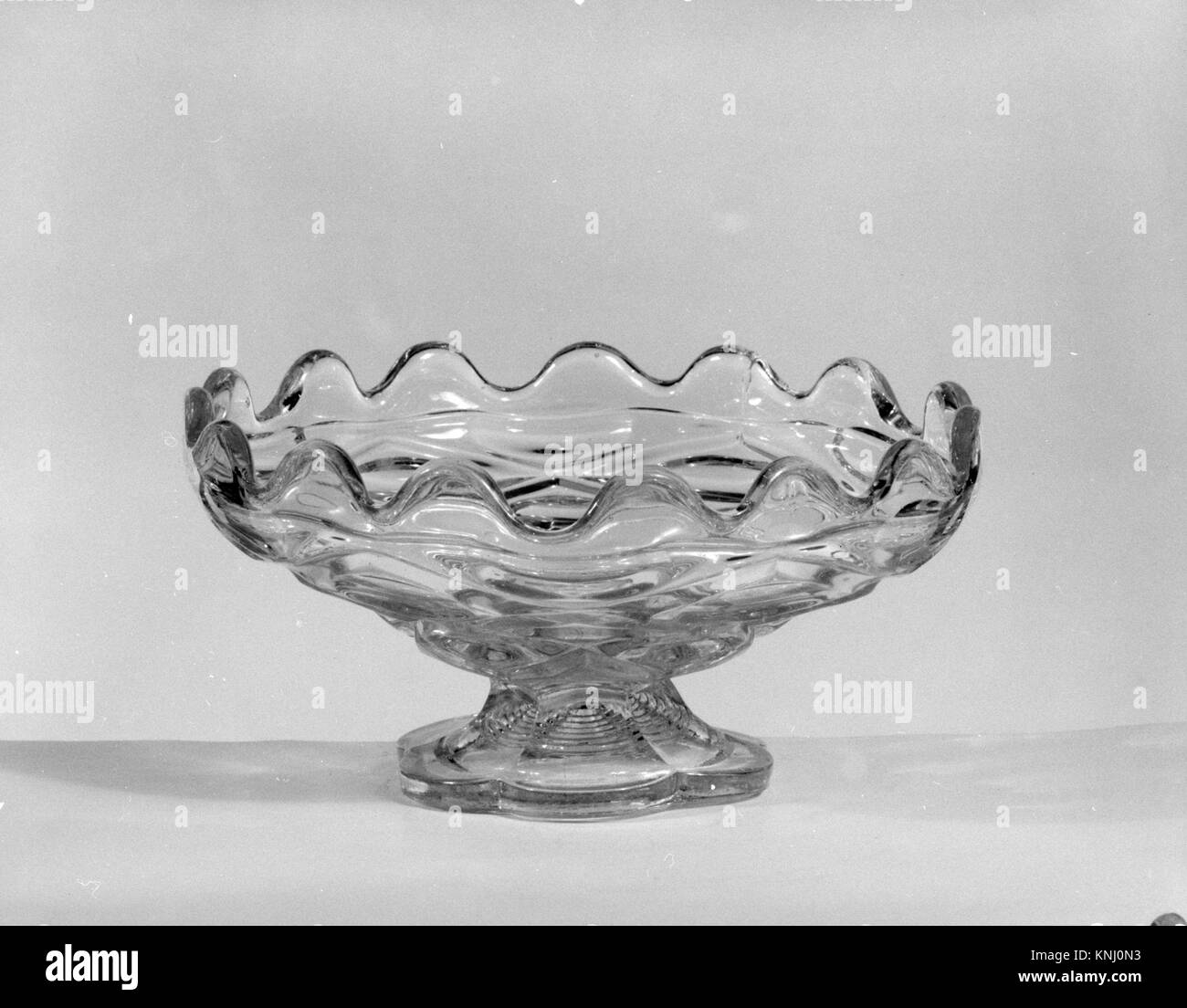 Footed Bowl MET 174195 728 Amerikanische, Footed Bowl, 1850?70, Pressglas, H.3 5/8 in. (9,2 cm); Durchm. 7 1/2 in. (19,1 cm). Das Metropolitan Museum of Art, New York. Geschenk von Frau Emily Winthrop Meilen, 1946 (46.140.7) Stockfoto