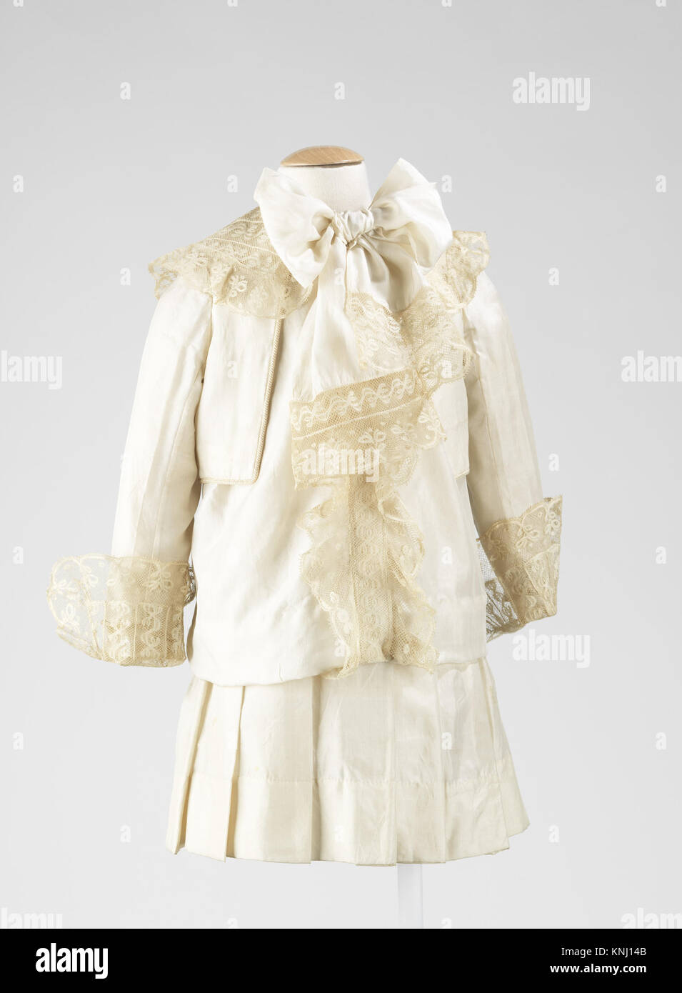 Set aus dekorativen Objekten, die als Ensemble gruppiert sind und koordiniertes Design und Kunsthandwerk in historischen Artefakten veranschaulichen. Stockfoto