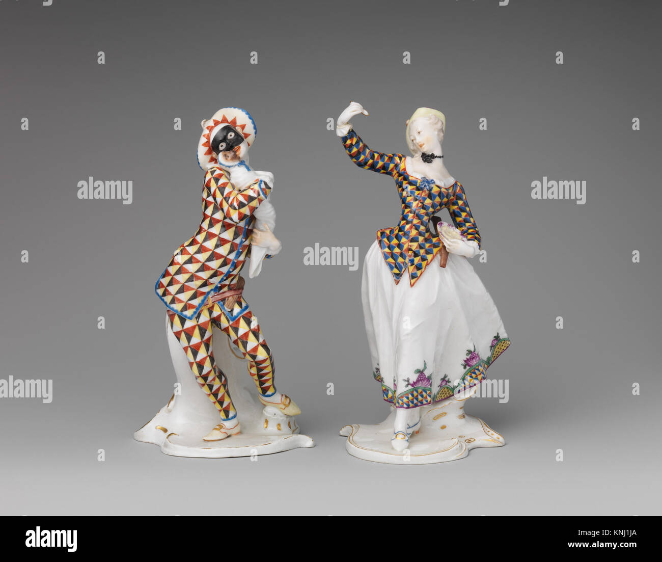 Diese Porzellanfigur repräsentiert Harlequin aus der Commedia dell'arte-Tradition. Er wurde um 1760 von Franz Anton Bustelli in der Porzellanmanufaktur Nymphenburg gefertigt und zeigt das unverwechselbare Kostüm und den theatralischen Charakter dieser ikonischen Figur. Stockfoto