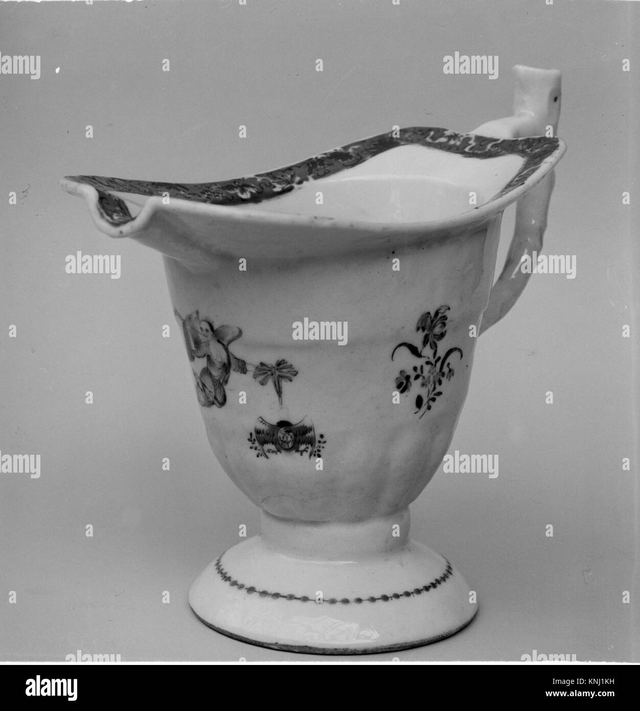 Creme Krug MET 117640 2612 Chinesisch, Creme Krug, Ca. 1784, Porzellan, H.5 5/8 in. (14,3 cm). Das Metropolitan Museum of Art, New York. Geschenk von R.Thornton Wilson, 1939 (39.18.4). Stockfoto