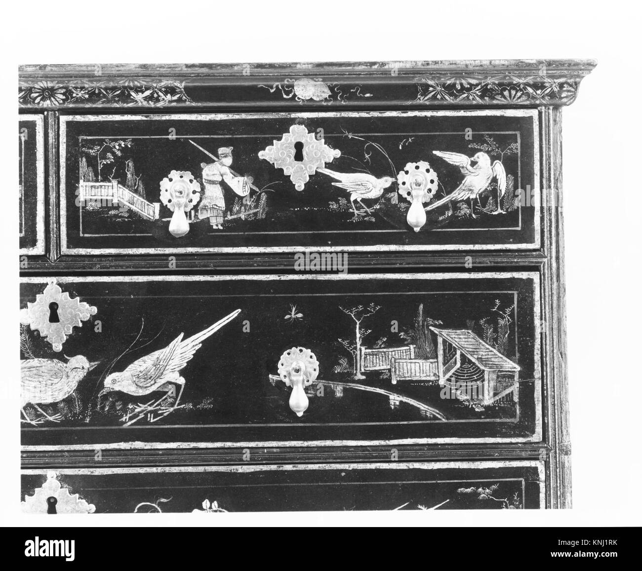 Hohe Kommode MET 237938 aus Holz mit mehreren Schubladen, dekorativen Paneelen und traditionellem Möbeldesign aus dem 18. Jahrhundert in der MET-Kollektion. Stockfoto