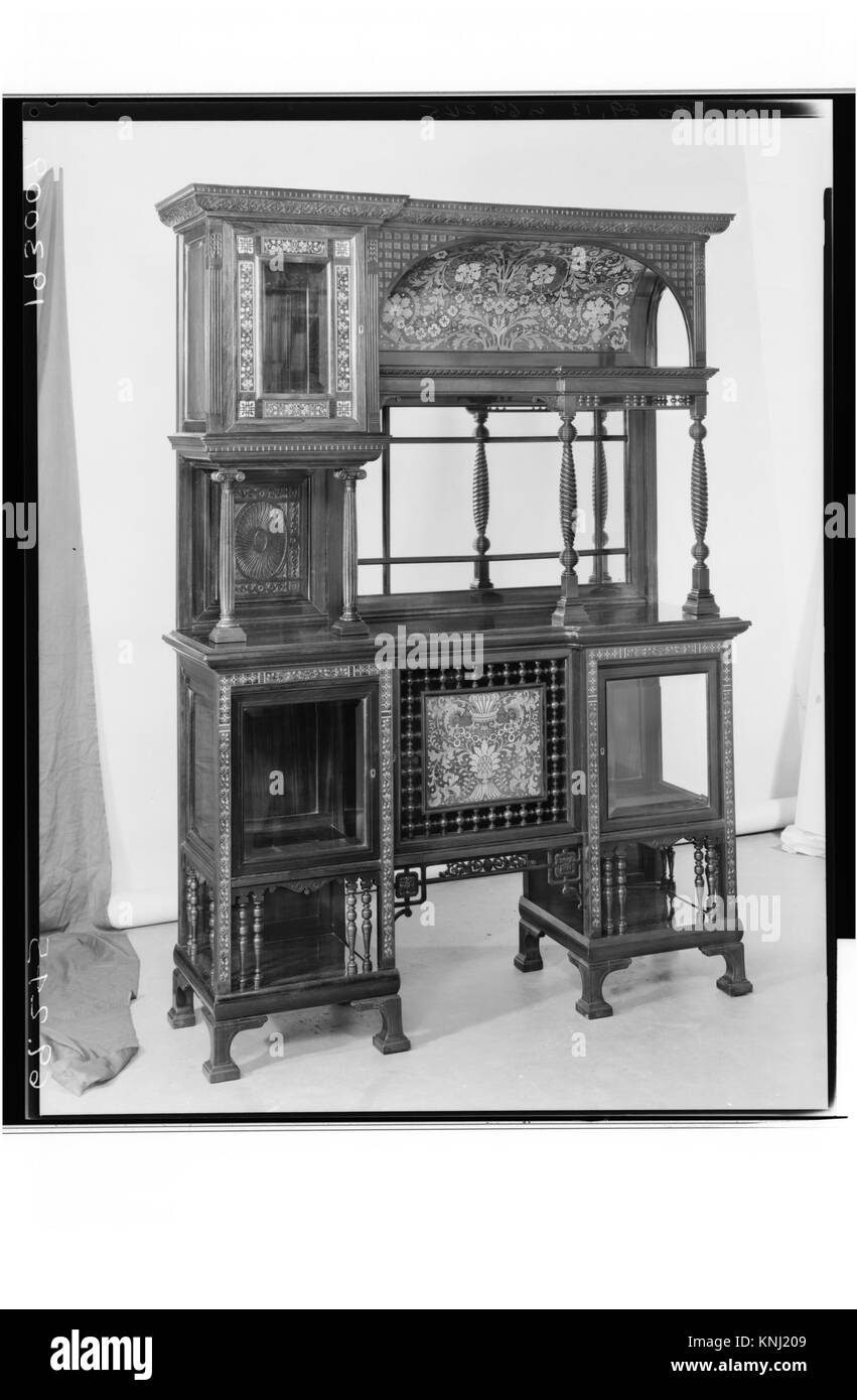 Dieser Schrank, der von Charles Tisch um 1884 hergestellt wurde, besteht aus Palisander, Elfenbein, Perlmutt, Messing, Glas und andere Hölzer, die die amerikanische Handwerkskunst und das dekorative Design des 19. Jahrhunderts demonstrieren. Stockfoto
