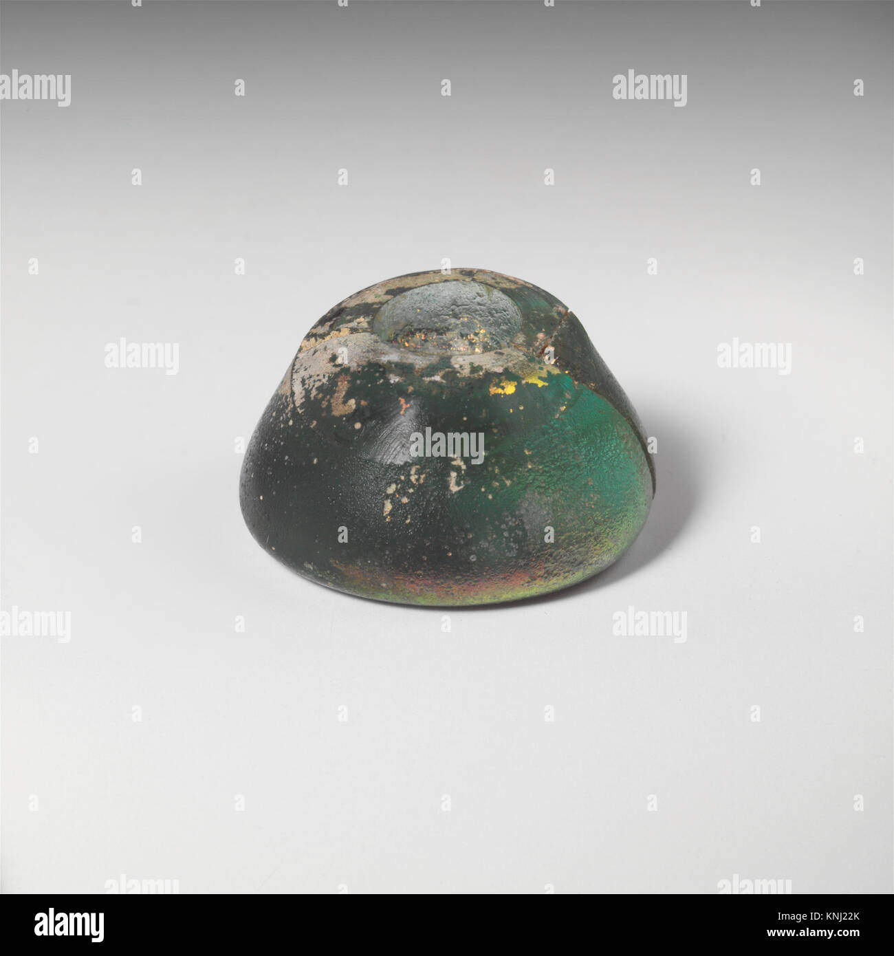 Eine Glasspindelwirbel aus der MET-Kollektion, die historisch zum Spinnen von Fäden verwendet wurde und funktionales Design und handwerkliches Können veranschaulicht. Stockfoto