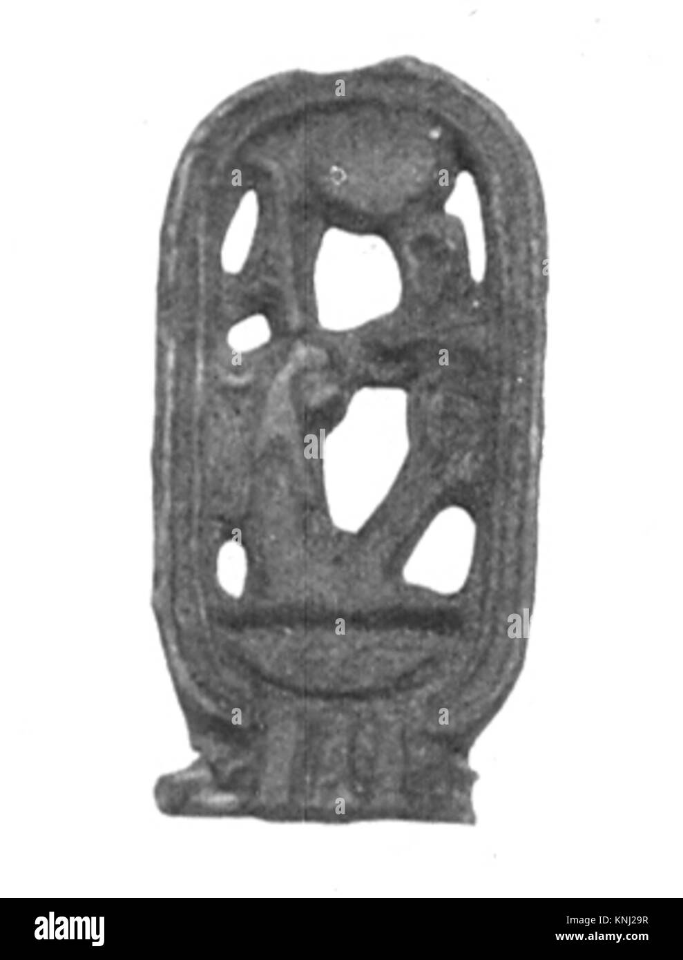 Eine Kartusche von Amenhotep III., die den königlichen Namen des Pharaos, die ägyptische Schrift und die Ikonographie zeigt, die in einem Museum als Artefakt von historischer und kultureller Bedeutung ausgestellt wird. Stockfoto