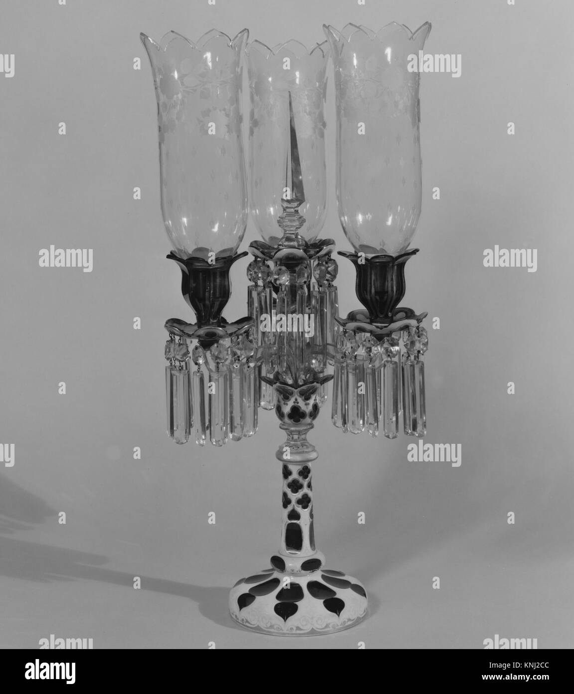 Kronleuchter, amerikanisch oder französisch, möglicherweise hergestellt in Frankreich; möglicherweise hergestellt in den USA, ca. 1840, Mittel: Geblasenes Glas Stockfoto
