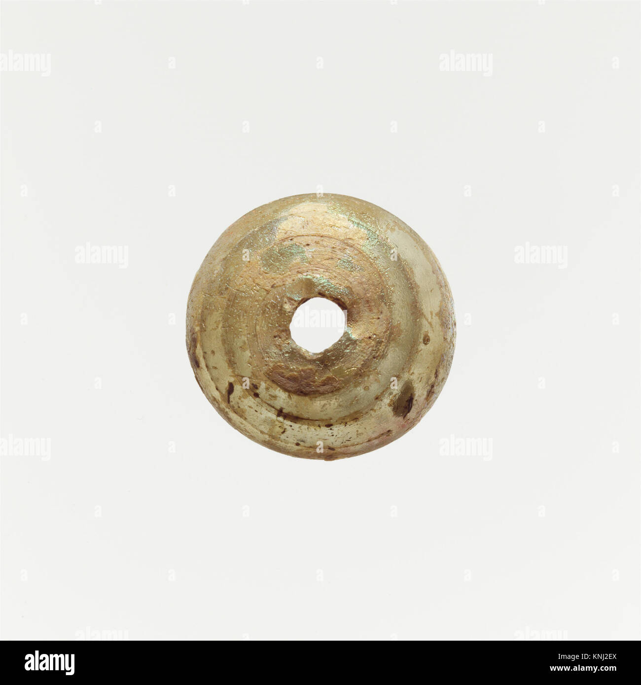 Dieser Glasspindelwirbel ist ein altes Artefakt, das zum Spinnen von Fasern verwendet wird und handwerkliches Können und den täglichen Gebrauch von Werkzeugen in historischen Gesellschaften veranschaulicht. Stockfoto