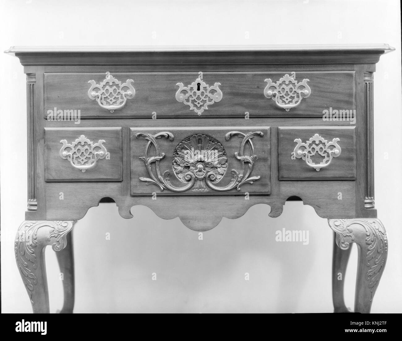 Dressing Table, amerikanisch, 1755-90, hergestellt in Philadelphia, Pennsylvania, Vereinigte Staaten, Mittel: Mahagoni, Gelbkiefer, Tulpenpappel, weiße Zedern Stockfoto