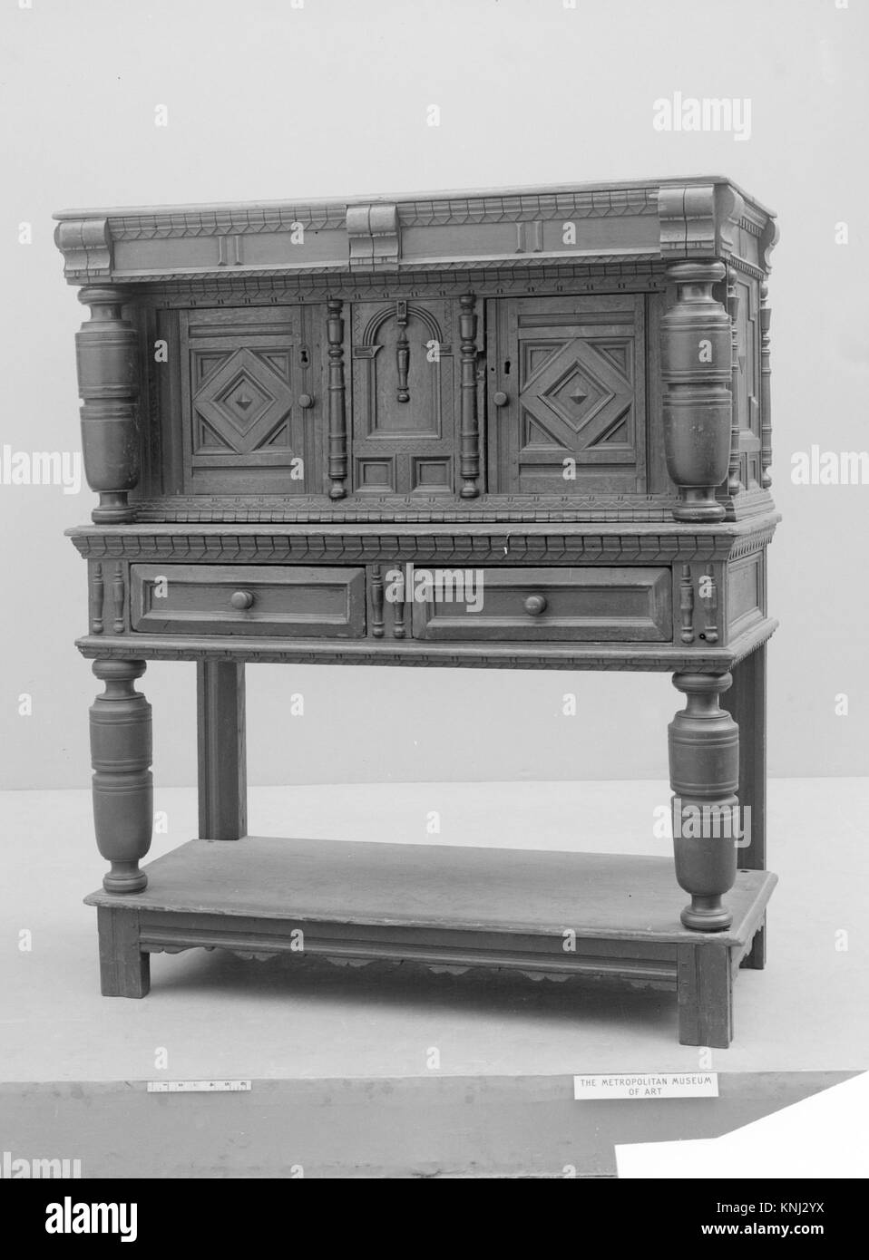 Amerikanischer Schrank aus roter Eiche, Kiefer und anderen Hölzern aus dem 17. Jahrhundert mit handwerklichem Können, Baudetails, und das Design früherer amerikanischer Möbel. Stockfoto