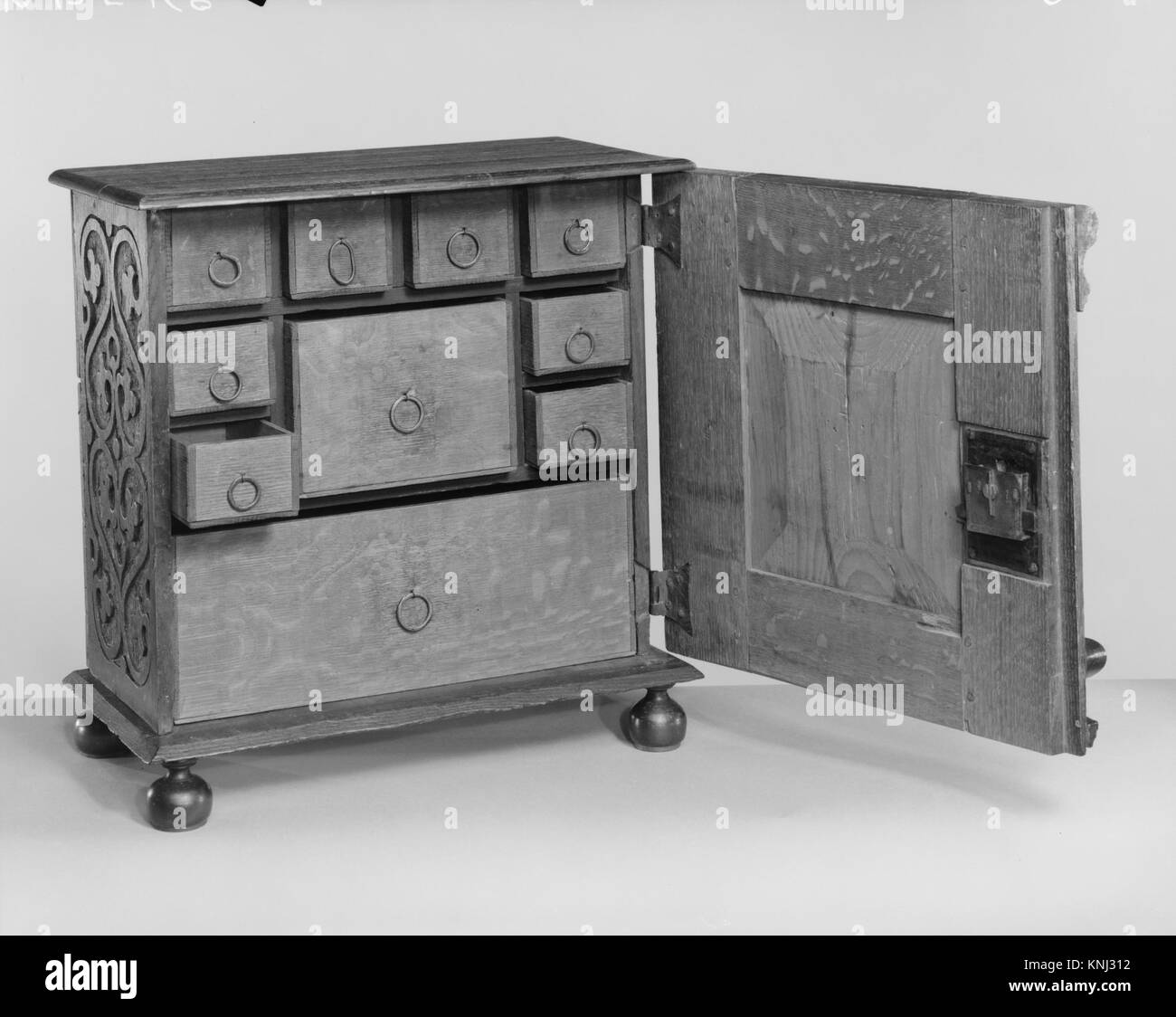 Amerikanisches Kabinett aus roter Eiche, weißer Kiefer, schwarzem Nussbaum, roter Zedernholz und Ahorn aus dem 17. Jahrhundert, zeigt handwerkliches Können, Baudetails und historisches Möbeldesign. Stockfoto