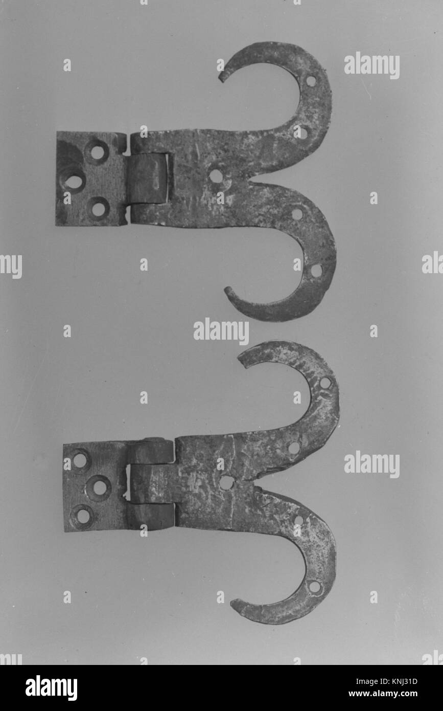 Dieses Metallscharnier aus der MET-Kollektion kombiniert funktionales Hardware-Design mit künstlerischen Details und demonstriert handwerkliches Können, gemeinsame Konstruktion und Nutzen in Möbel- und Architekturanwendungen. Stockfoto