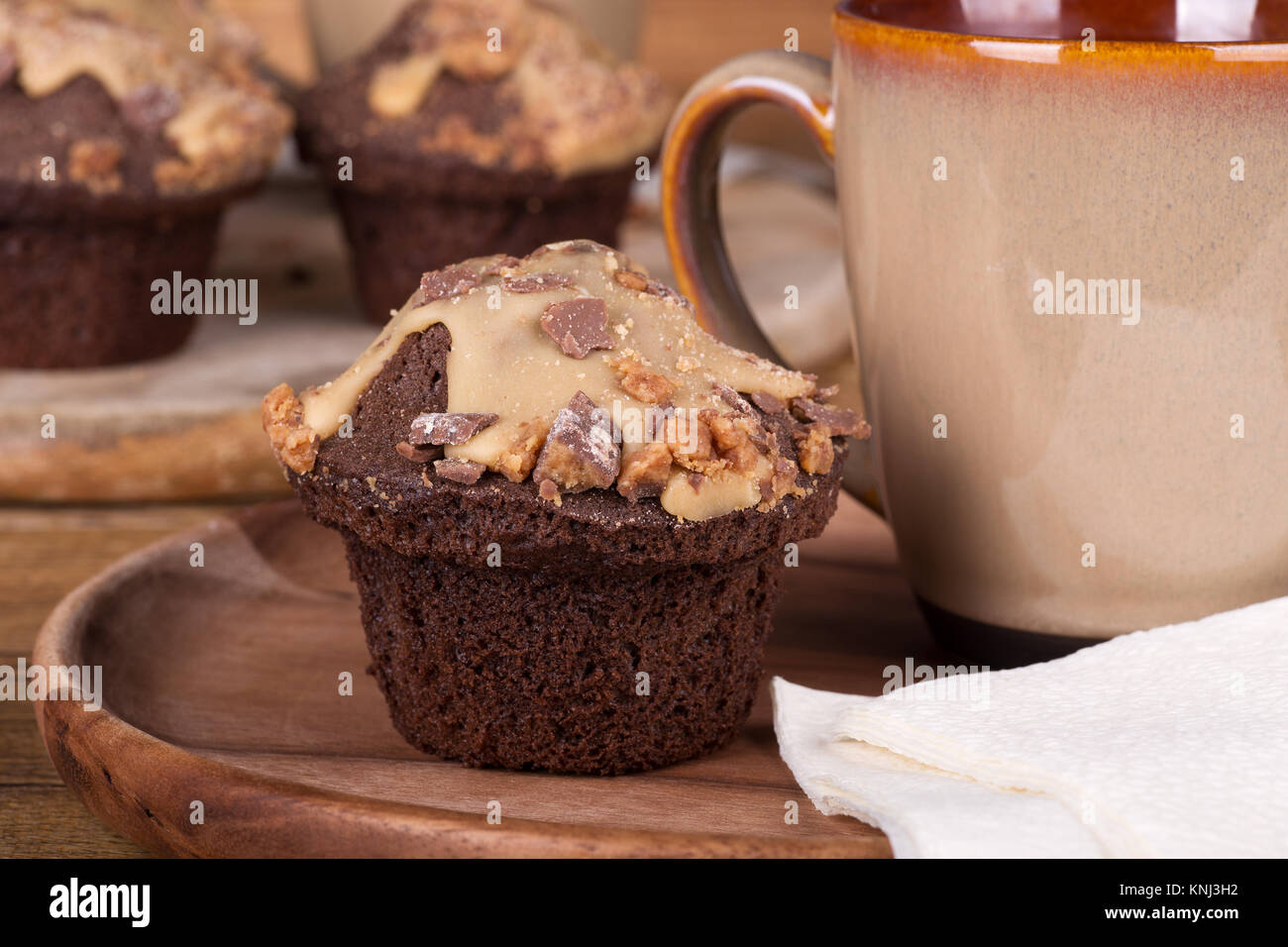 Nahaufnahme einer Schokolade Cupcake mit Erdnussbutter Vereisung und Chips Stockfoto