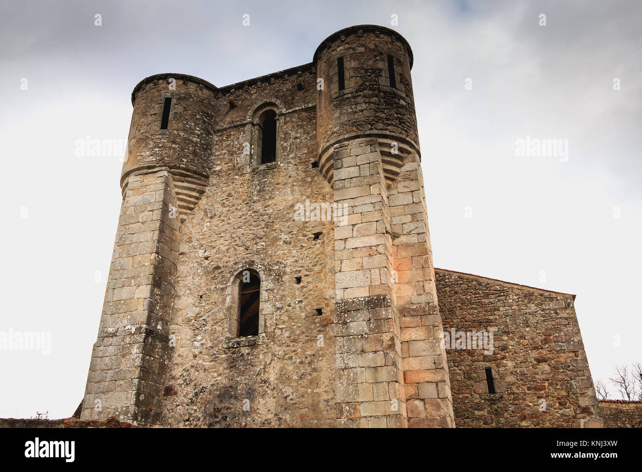 ORADOUR-SUR-GLANE, Frankreich - Dezember 03, 2017: Außenansicht der Kirche, wo die Frauen und Kinder während der Massaker des Dorfes verbrannt wurden, Stockfoto