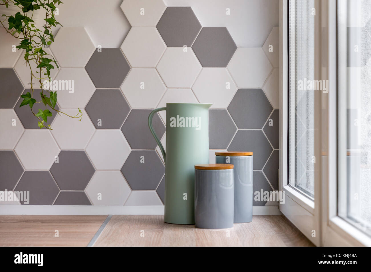 Home Interieur mit sechseckige Fliesen, Holz- Arbeitsplatte und ... Home Interieur mit sechseckige Fliesen, Holz- Arbeitsplatte und ...