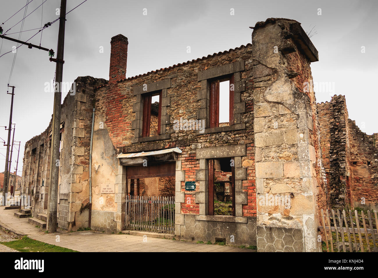 ORADOUR-SUR-GLANE, Frankreich - Dezember 03, 2017: Reste einer Bäckerei durch Feuer zerstört während der Massaker an der Bevölkerung der vilage von der Deuts Stockfoto