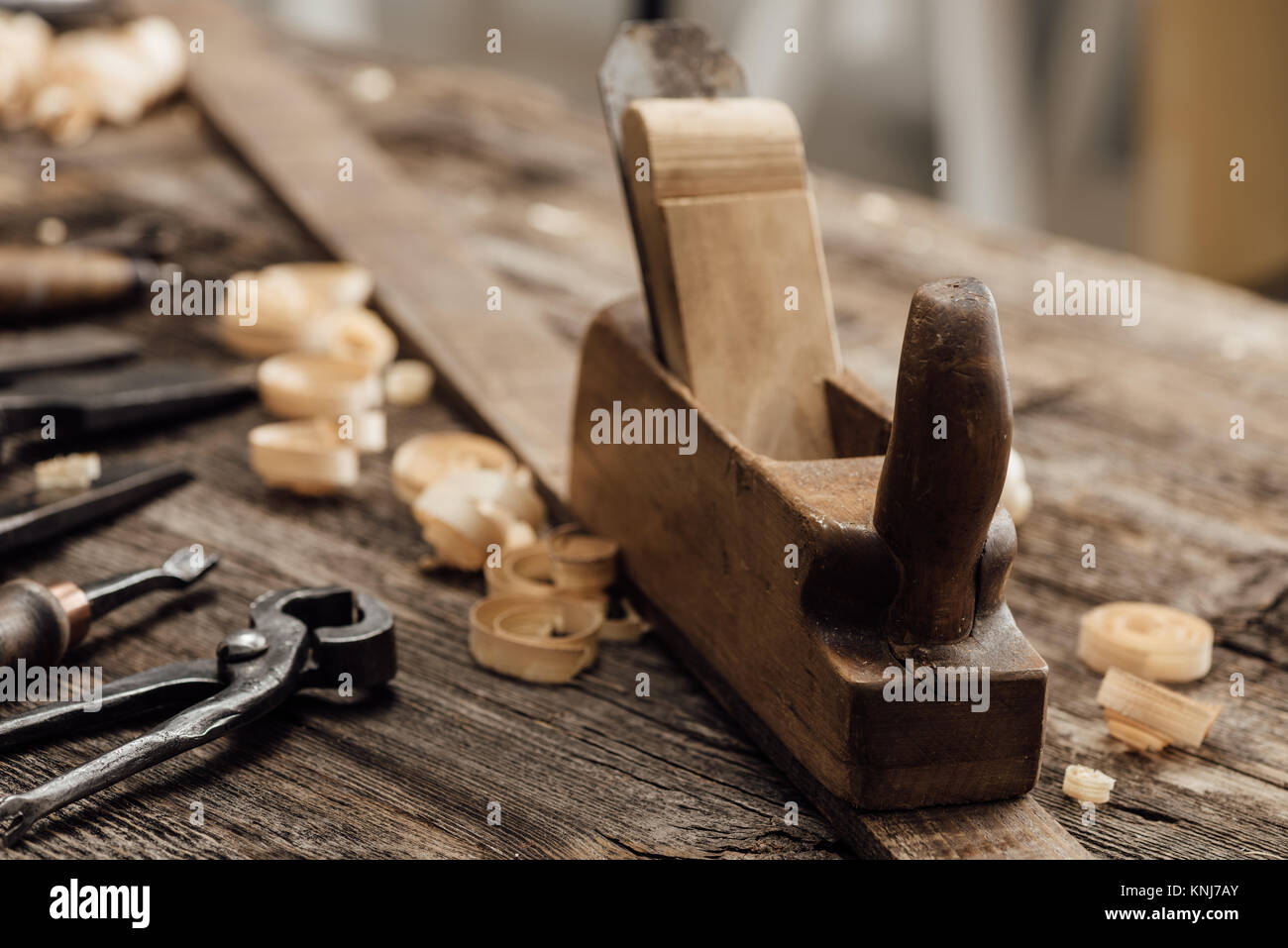 Holz Planer auf der Tischler Workbench und alte Werkzeuge für die Holzbearbeitung, Zimmerei und tun es sich Konzept Stockfoto