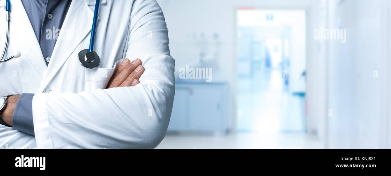Zuversichtlich Arzt posiert mit verschränkten Armen und Stethoskop, medizinische Beratung und Krankenversicherung banner Stockfoto