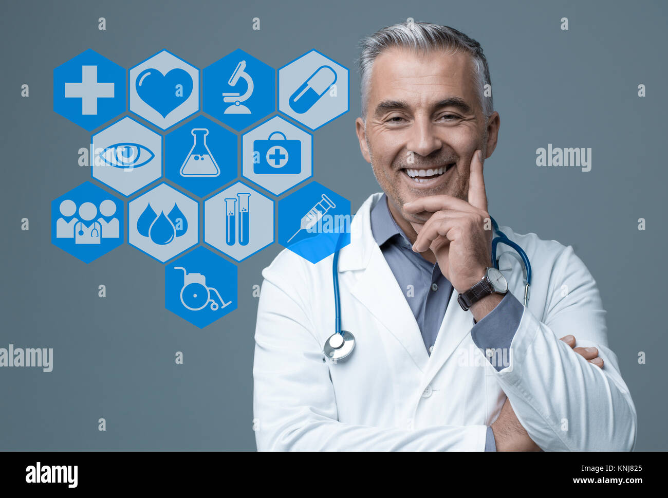 Zuversichtlich reife Arzt lächelnd an Kamera und interaktive medizinische Symbole Schnittstelle Stockfoto