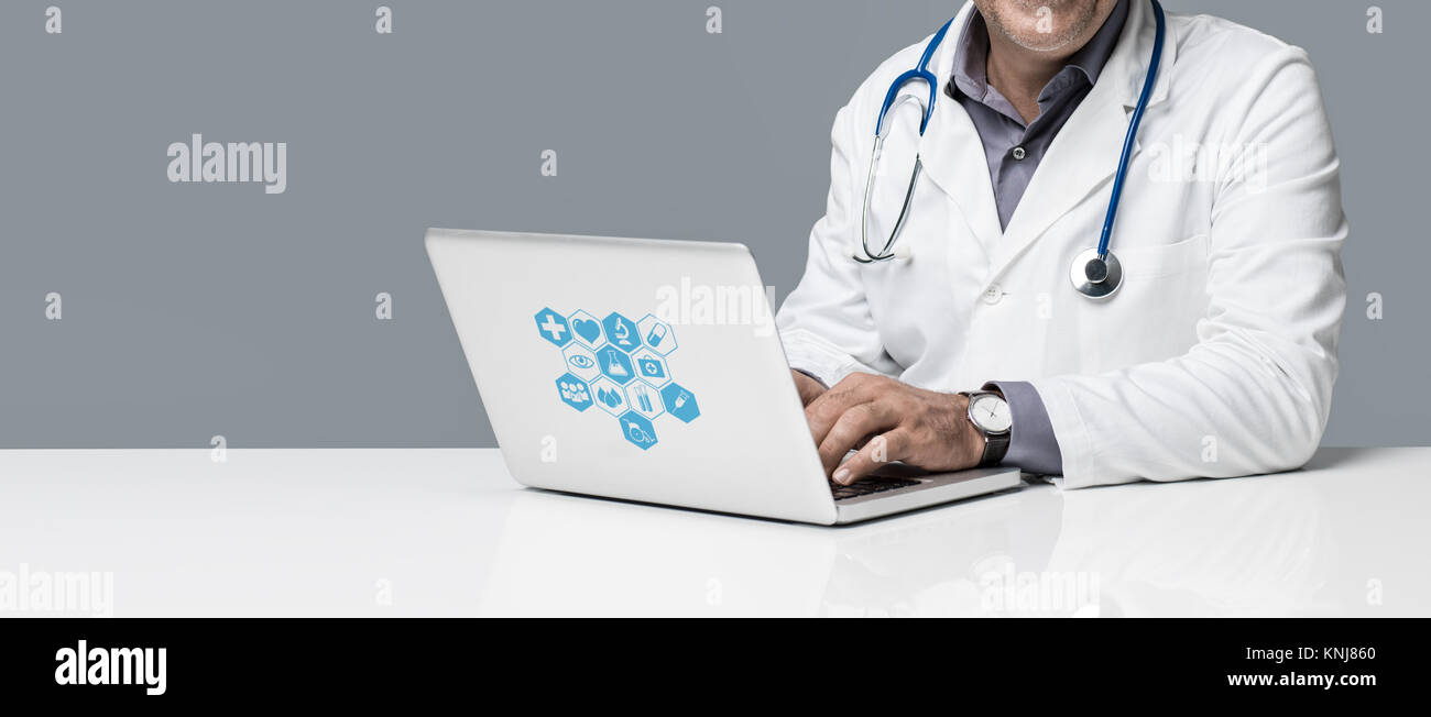 Professionelle Arzt sitzen im Büro und bei der Arbeit mit einem Laptop, online medizinische Beratung und Konzept Stockfoto