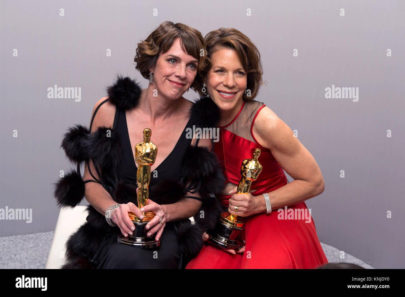 HOLLYWOOD, CA - 22. Februar: Dana Perry und Ellen Goosenberg Kent backstage posieren mit den Oscar® für den besten Dokumentarfilm kurze betrifft, für die Arbeit an "Krise Hotline: Veteranen drücken Sie die 1" während des Live ABC Telecast der 87 Oscars® auf der Dolby® Theater in Hollywood, CA am Sonntag, den 22. Februar, 2015. Stockfoto