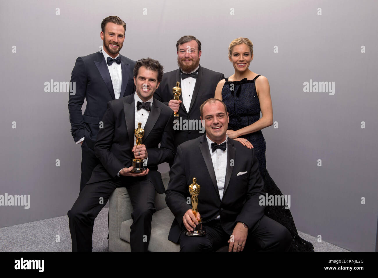 HOLLYWOOD, CA - 22. Februar: Craig Mann, Ben Wilkins und Thomas Curley backstage Pose mit Chris Evans, Sienna Miller, und der Oscar® für Achievement in Sound Mixing, für die Arbeit an "Schleudertrauma" während der Live ABC Telecast der 87 Oscars® auf der Dolby® Theater in Hollywood, CA am Sonntag, den 22. Februar, 2015. Stockfoto