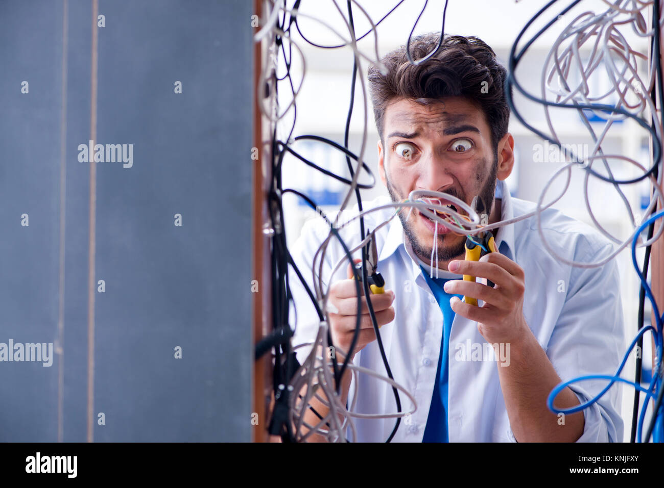 Computer Handwerker arbeiten am Netzwerk Reparatur in Werkstatt Stockfoto