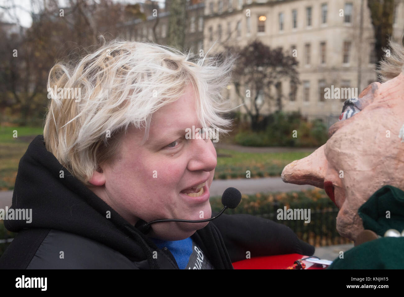 London, Großbritannien. 11. Dezember 2017. Anti-Brexit Protest auf Open Top Bus am britischen Parlament Debatten die Abhaltung eines zweiten Referendums über den Brexit Ausfahrt viel touren Straßen Londons. Interpret Faux Bojo (Boris Johnson Imitator). Bedeutung der Bus ist, dass die Kampagne einen Bus mit einem Slogan, die betrachtet wurde, unehrlich von der bleiben Kampagne sein vor dem Referendum verwendet. Der Bus wurde von der Kampagne Group# Nr. 10 Vigil. Kredit organisiert: Bruce Tanner/Alamy leben Nachrichten Stockfoto