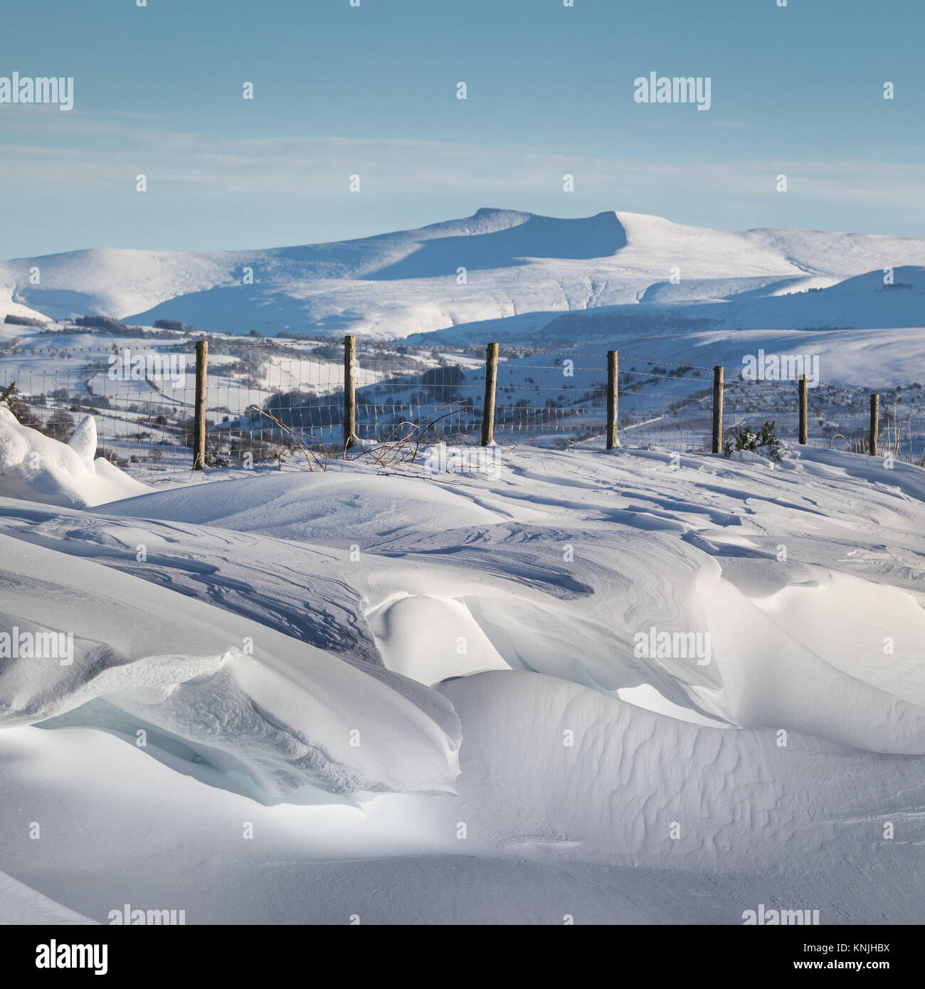 Paxton's Tower. UK. 11. Dezember, 2017. Große Schneeverwehungen auf die Brecon Beacons National Park auf dem Weg zu den Gipfeln der Pen y Fan massiv. Wales. Credit: Zeichnete Buckley/Alamy leben Nachrichten Stockfoto