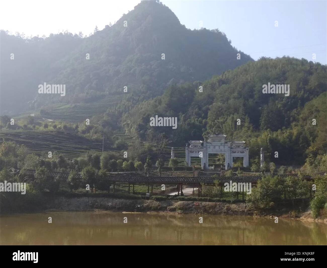 Fujian, Fujian, China. 7 Dez, 2017. Fujian, China bis 7. Dezember 2017: (redaktionelle Verwendung. CHINA). Die Wuyi Mountains sind ein Gebirgszug in der Präfektur von nanping in der nördlichen Provinz Fujian in der Nähe der Grenze mit der Provinz Jiangxi, China. Viele Oolong und schwarze Tees sind im Wuyi Bergen, einschließlich Da Hong Pao (Große Rote Robe) und Lapsang Souchong produziert. Die wuyi Bergen zwischen Wuyishan Stadt Nanping Präfektur im Nordwesten der Provinz Fujian und Wuyishan Stadt Shangrao Stadt im Nordosten der Provinz Jiangxi. Credit: SIPA Asien/ZUMA Draht/Alamy leben Nachrichten Stockfoto