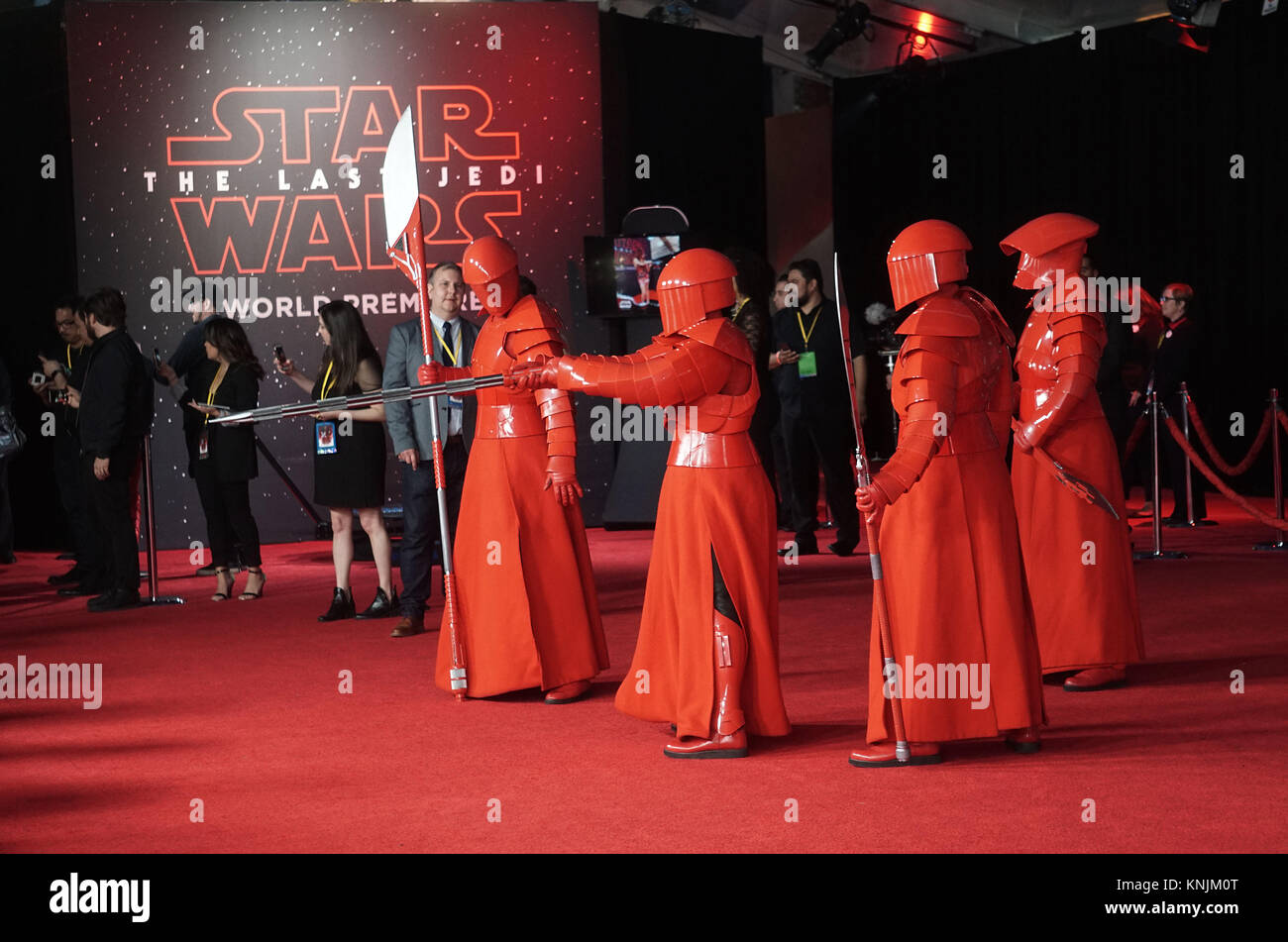 Sterne Krieg Roboter roten Teppich 054 besucht die Premiere von Disney  Pictures und Lucasfilm's Star Wars: Der letzte Jedi' im Shrine Auditorium  am 9. Dezember 2017 in Los Angeles, Kalifornien Stockfotografie - Alamy