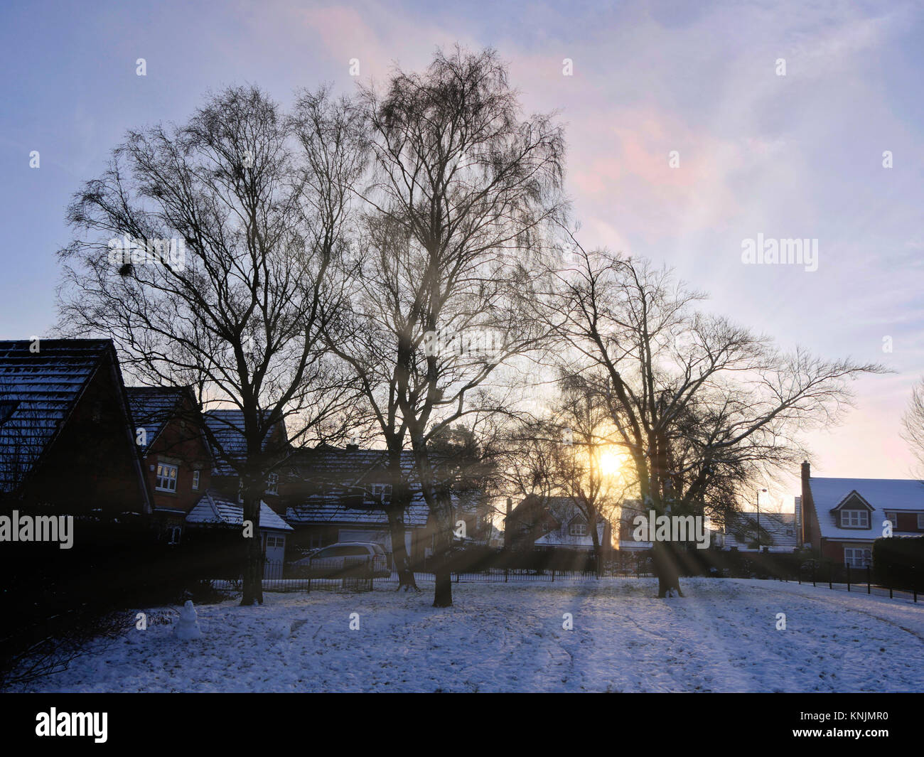 Ashbourne, Derbyshire. 12 Dez, 2017. UK Wetter: kalt Frosty Morning Sunrise & Schnee Szenen rund um die Marktgemeinde Ashbourne, Derbyshire im Peak District National Park Credit: Doug Blane/Alamy leben Nachrichten Stockfoto