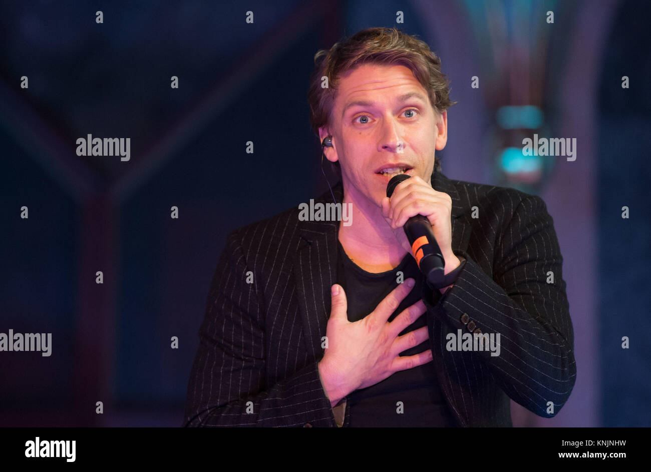 Stuttgart, Deutschland. 11 Dez, 2017. David Jakobs als Ahnung-backed Quasimodo führt während einer Pressekonferenz an der Schlosskirche im Alten Schloss in Stuttgart, Deutschland, 11. Dezember 2017. Das Musical "Der Glöckner von Notre Dame" seine Premiere im Apollo Theater am 18 Februar 2018. Credit: Sina Schuldt/dpa/Alamy leben Nachrichten Stockfoto